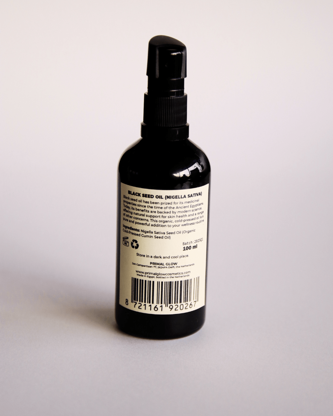 Primal Glow biologische en koudgeperste zwarte komijnolie in een donkere glazen fles.