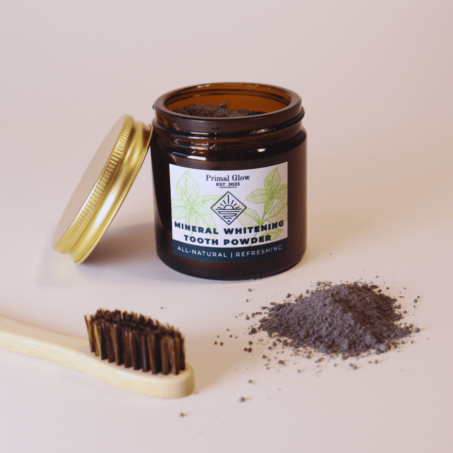 Primal Glow remineraliserend tandpoeder in potje met natuurlijke ingrediënten.