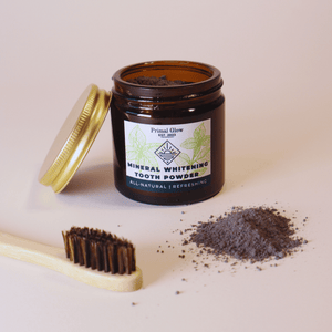 Primal Glow remineraliserend tandpoeder in potje met natuurlijke ingrediënten.