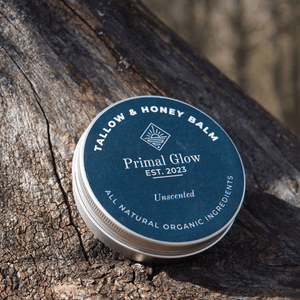 Primal Glow tallow en honing hydraterende balsem van 100 ml op een natuurlijke ondergrond