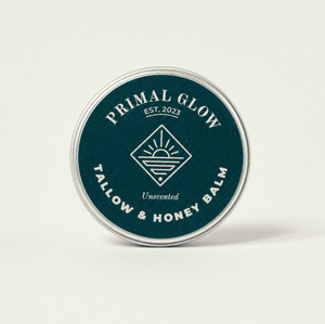 Bovenaanzicht van de Primal Glow tallow en honing hydraterende balsem van 15 ml met zichtbaar logo.